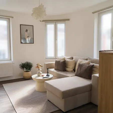 Lovely 1br & 1lr For 4p, Only 15 Min Walk To Center *