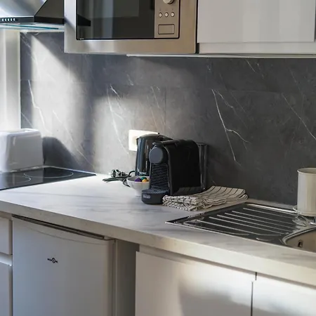 Lovely 1br & 1lr For 4p, Only 15 Min Walk To Center Διαμέρισμα