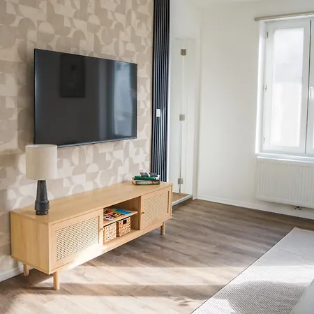 Lovely 1br & 1lr For 4p, Only 15 Min Walk To Center Apartamento *