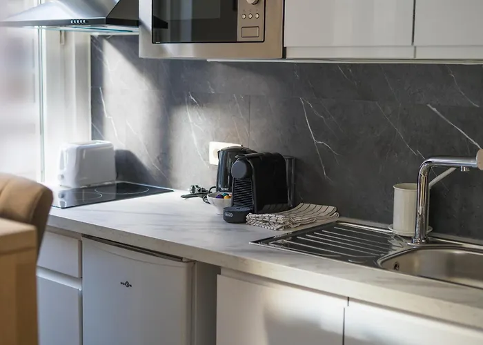 Lovely 1br & 1lr For 4p, Only 15 Min Walk To Center Apartment