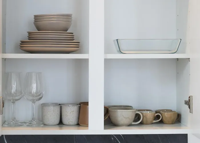 Lovely 1br & 1lr For 4p, Only 15 Min Walk To Center Apartment