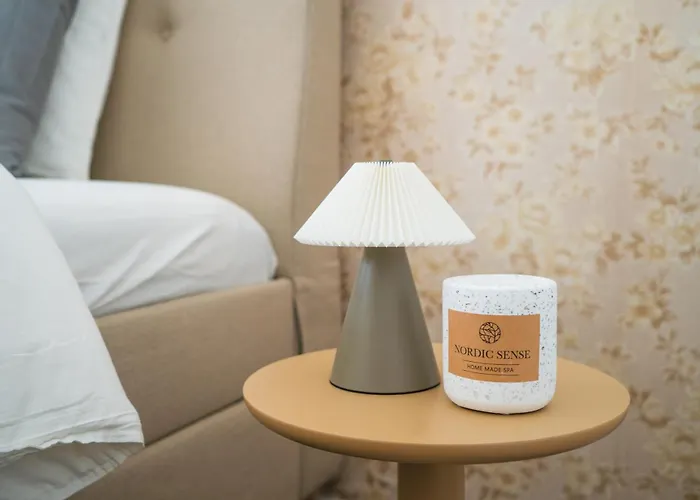 Lovely 1br & 1lr For 4p, Only 15 Min Walk To Center Apartment