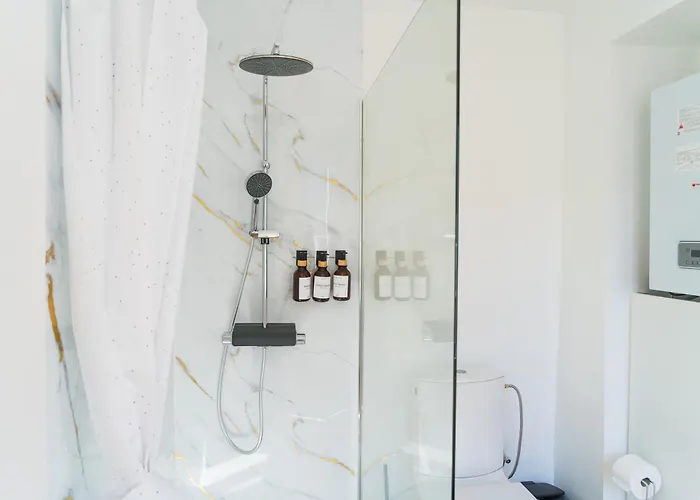 Lovely 1br & 1lr For 4p, Only 15 Min Walk To Center Apartment