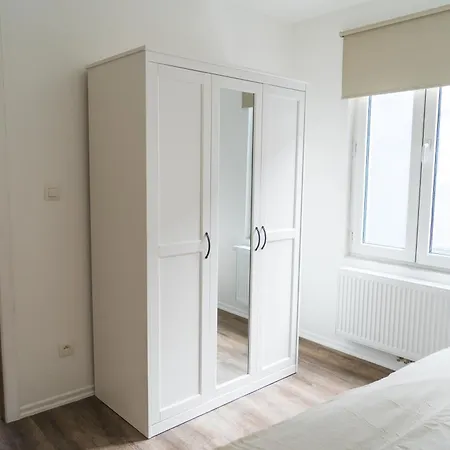 Lovely 1br & 1lr For 4p, Only 15 Min Walk To Center Apartment