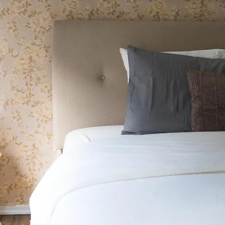 Apartment Lovely 1br & 1lr For 4p, Only 15 Min Walk To Center *