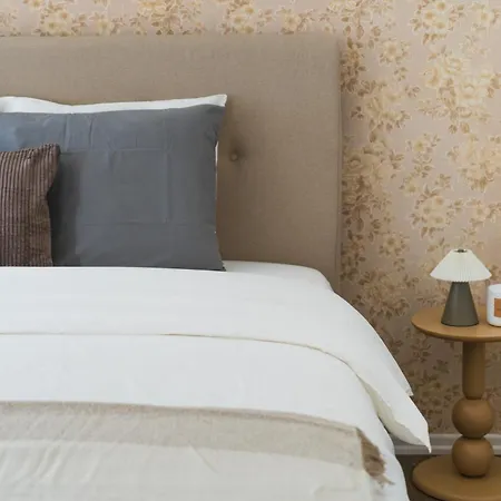 Apartment Lovely 1br & 1lr For 4p, Only 15 Min Walk To Center