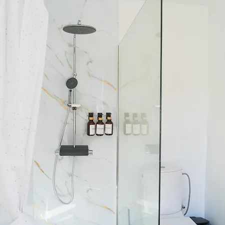 Lovely 1br & 1lr For 4p, Only 15 Min Walk To Center Apartment
