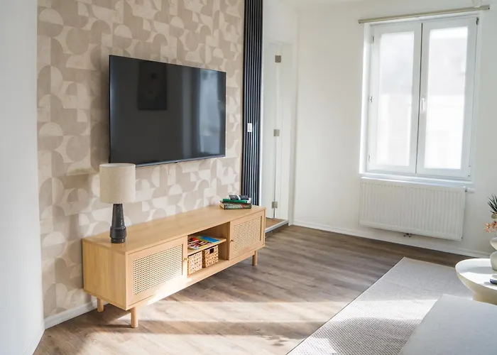 Lovely 1br & 1lr For 4p, Only 15 Min Walk To Center Apartment *