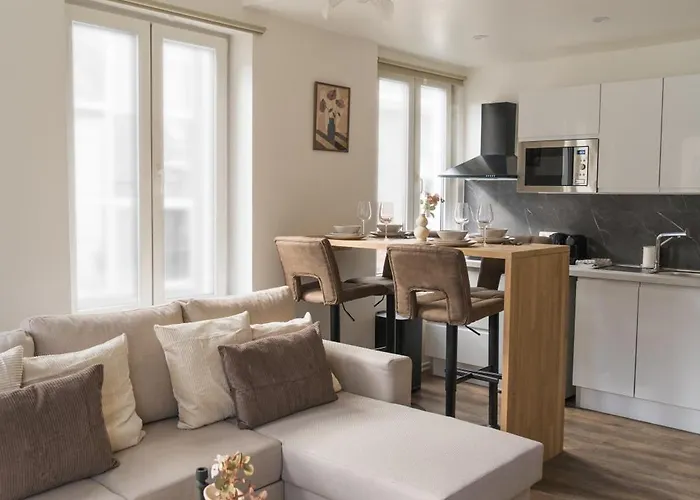 Apartment Lovely 1br & 1lr For 4p, Only 15 Min Walk To Center *