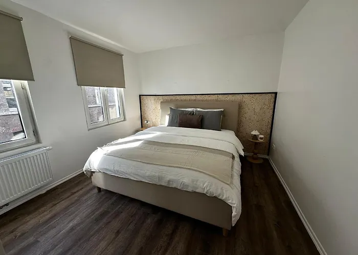 Apartment Lovely 1br & 1lr For 4p, Only 15 Min Walk To Center *