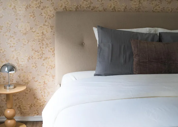 Apartment Lovely 1br & 1lr For 4p, Only 15 Min Walk To Center *