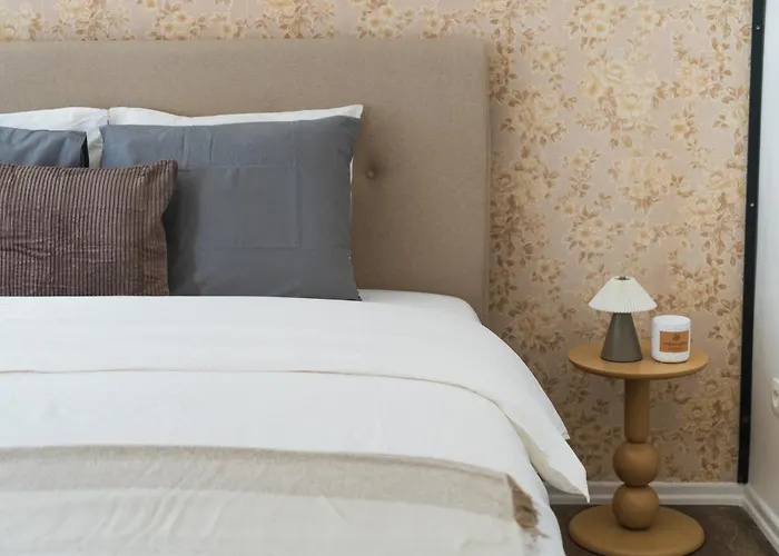 Apartment Lovely 1br & 1lr For 4p, Only 15 Min Walk To Center