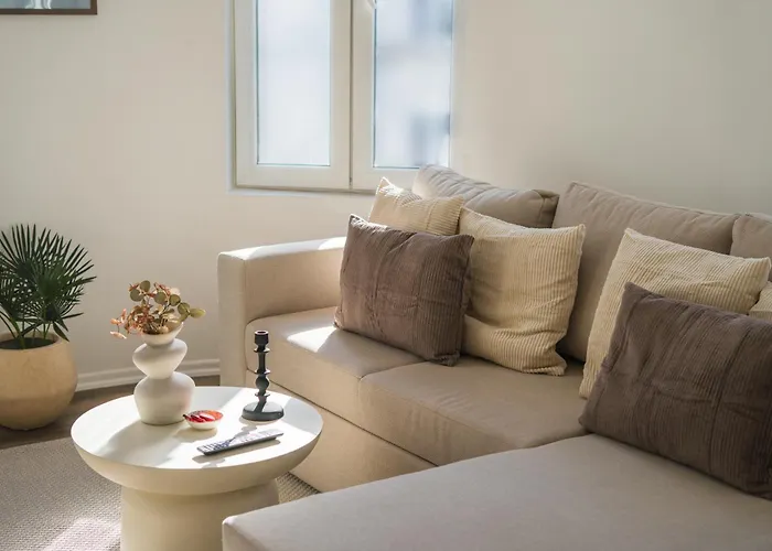 Apartment Lovely 1br & 1lr For 4p, Only 15 Min Walk To Center *