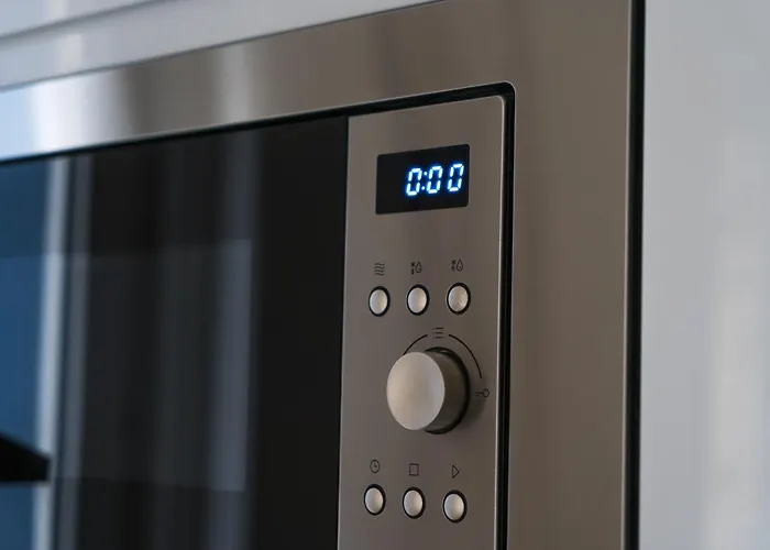 Lovely 1br & 1lr For 4p, Only 15 Min Walk To Center Apartment