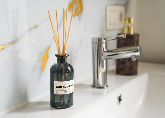 Lovely 1br & 1lr For 4p, Only 15 Min Walk To Center Apartment *